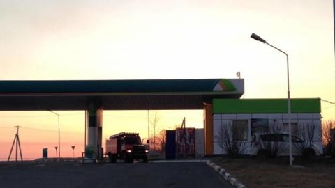 Крупный пожар вспыхнул рядом с АЗС в Приморье