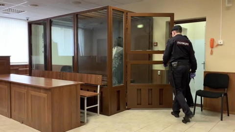 Избивали за плохие оценки: новые подробности издевательств над приемной девочкой