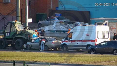 Легковушка врезалась в остановку на юге Москвы