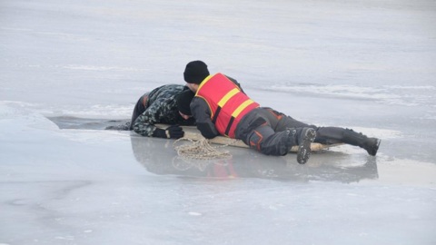 На Рыбинском водохранилище снегоход провалился под лед
