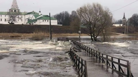 Ледоход снес пешеходный мост в Суздале