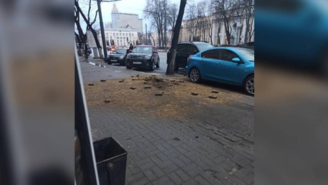 "Взрыв в недрах тротуара": появились фото ЧП в центре Воронежа