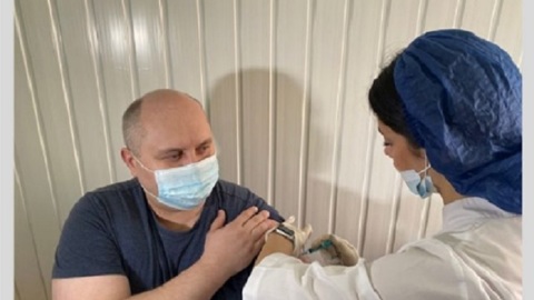 Мэр Ельца повторно привился от коронавируса