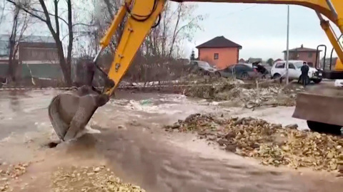 Паводок в России: жители Башкирии "рыбачат" прямо в городах. Новости на "России 24"