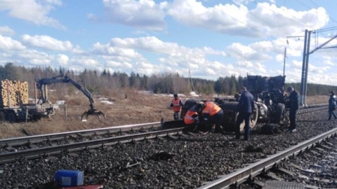 При столкновении с поездом в Плесецком районе погиб водитель лесовоза