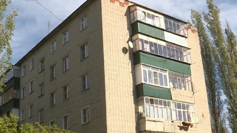 Полет с восьмого этажа: в Липецке мужчина выпал из окна