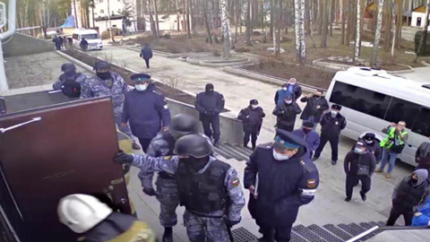 Приставы выселяют всех жителей Среднеуральского монастыря