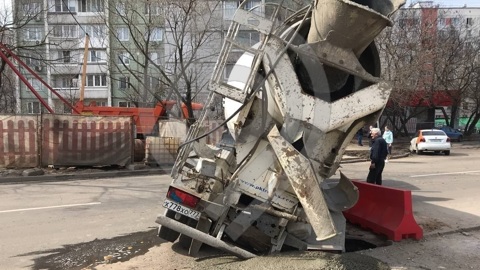 Бетономешалка провалилась в колодезный люк на востоке Москвы
