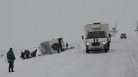 Автомобиль с заключенными перевернулся под Норильском