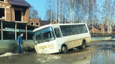 Автобус провалился в огромную яму на окраине Костромы