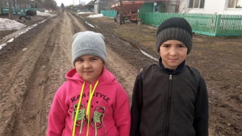 В Омской области мальчик спас одноклассницу, тонувшую в выгребной яме