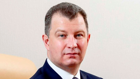 Мэр Серова запретил чиновникам сплетничать и ходить с грязной обувью