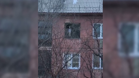 Благовещенские полицейские навестили семью малышки, которая стояла на подоконнике
