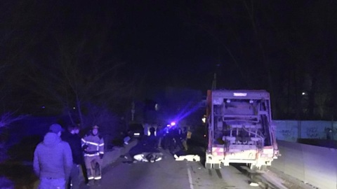 В Ростове под колесами мусоровоза погибла юная пассажирка скутера
