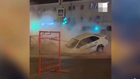 В Екатеринбурге такси рухнуло в дыру на дороге