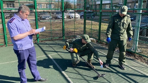 Игравшему на площадке ребенку прострелили щеку
