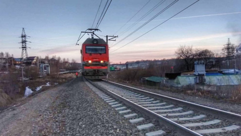 В Томске поезд насмерть сбил молодого человека в наушниках