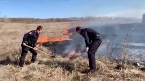 В Оренбуржье полицейские встали на защиту села от степного пожара