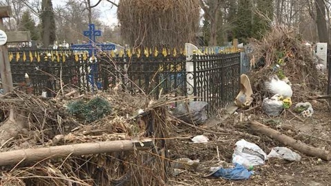 Орловские кладбища превращаются в мусорные полигоны