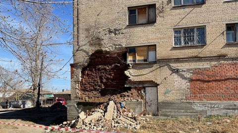 В Миассе жильцов многоэтажного дома эвакуировали после обрушения стены