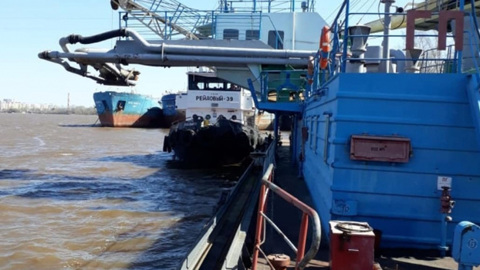 На Волге в Самаре столкнулись баржа и обслуживающее судно