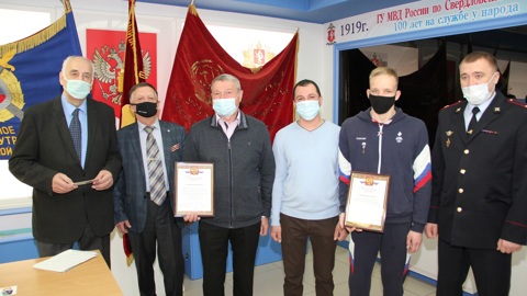 В Екатеринбурге наградили ветерана МВД и спортсмена, спасших школьницу