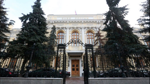 Центробанк продлил ограничения на переводы за рубеж