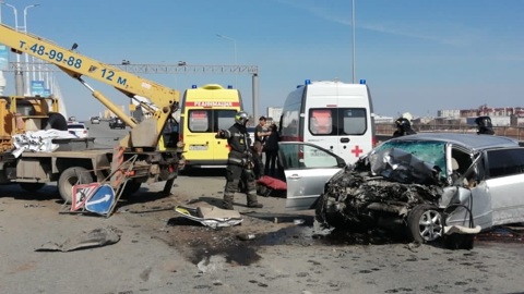 Рабочие выпали из автовышки: подробности ДТП на метромосту