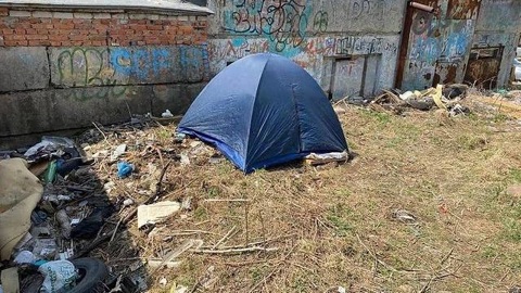 Во Владивостоке 70-летняя пенсионерка вынуждена жить в палатке