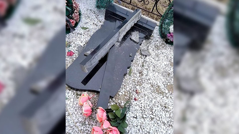 На Амуре несовершеннолетние вандалы повредили могилы на кладбище