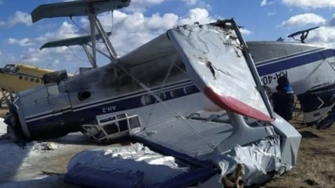 В Омской области ветром сдуло многотонный самолет Ан-2
