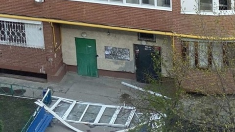 В Самаре на улицу разом выпало все остекление лоджии