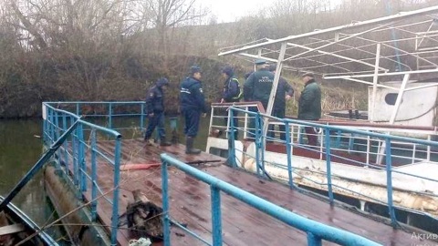 Орловские спасатели ликвидируют радужную пленке на Оке