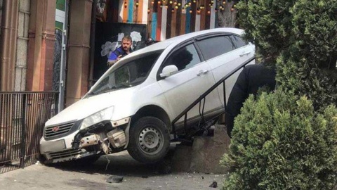 Под Ялтой неуправляемый автомобиль скатился с дороги и наехал на девушку