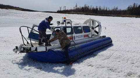 Кругом вода: спасатели доставили амурчанина в больницу на воздушной подушке