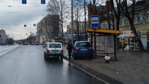 Пострадала, ожидая автобус. В Смоленске машина врезалась в остановку