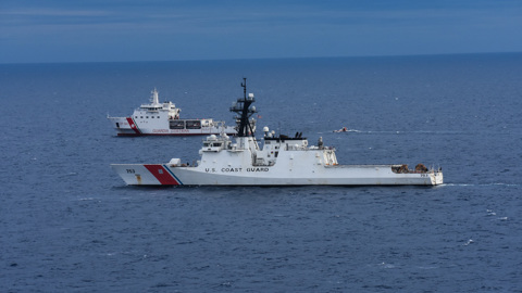 Российские военные следят за кораблем США в Черном море
