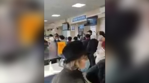 Давку пациентов в воронежской поликлинике сняли на видео