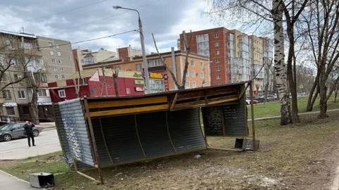 В Перми порывы ветра опрокинули на женщину остановочный павильон