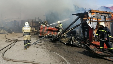 В Омской области при пожаре уничтожено несколько жилых домов