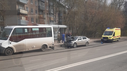 В Иванове легковушка врезалась в маршрутку