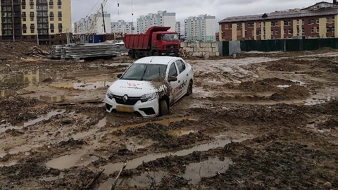 В Ярославле автомобиль такси застрял в грязи