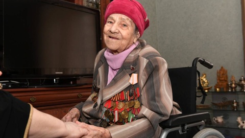 На войне с вирусом: 100-летняя ветеран сделала прививку от COVID-19