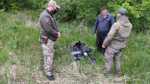 Украинские пограничники пресекли контрабанду 2200 рапир из Луганска