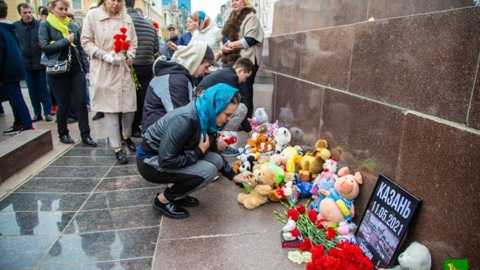 Во Владивостоке возложили цветы в память о погибших в Казани