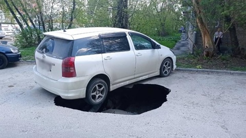 Земля из-под колес: в Новосибирске под машиной провалился асфальт