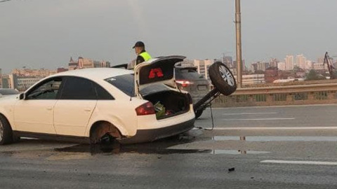 В Новосибирске два автомобиля остались без колес на Димитровском мосту