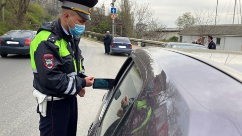 В Евпатории полуголый мужчина напал на сотрудника ГИБДД