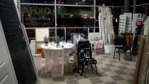 Металлическая дверь рухнула на маленькую девочку в магазине
