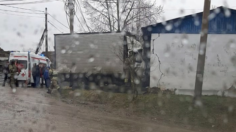 ДТП в Тынде: грузовик протаранил стену, есть пострадавшие